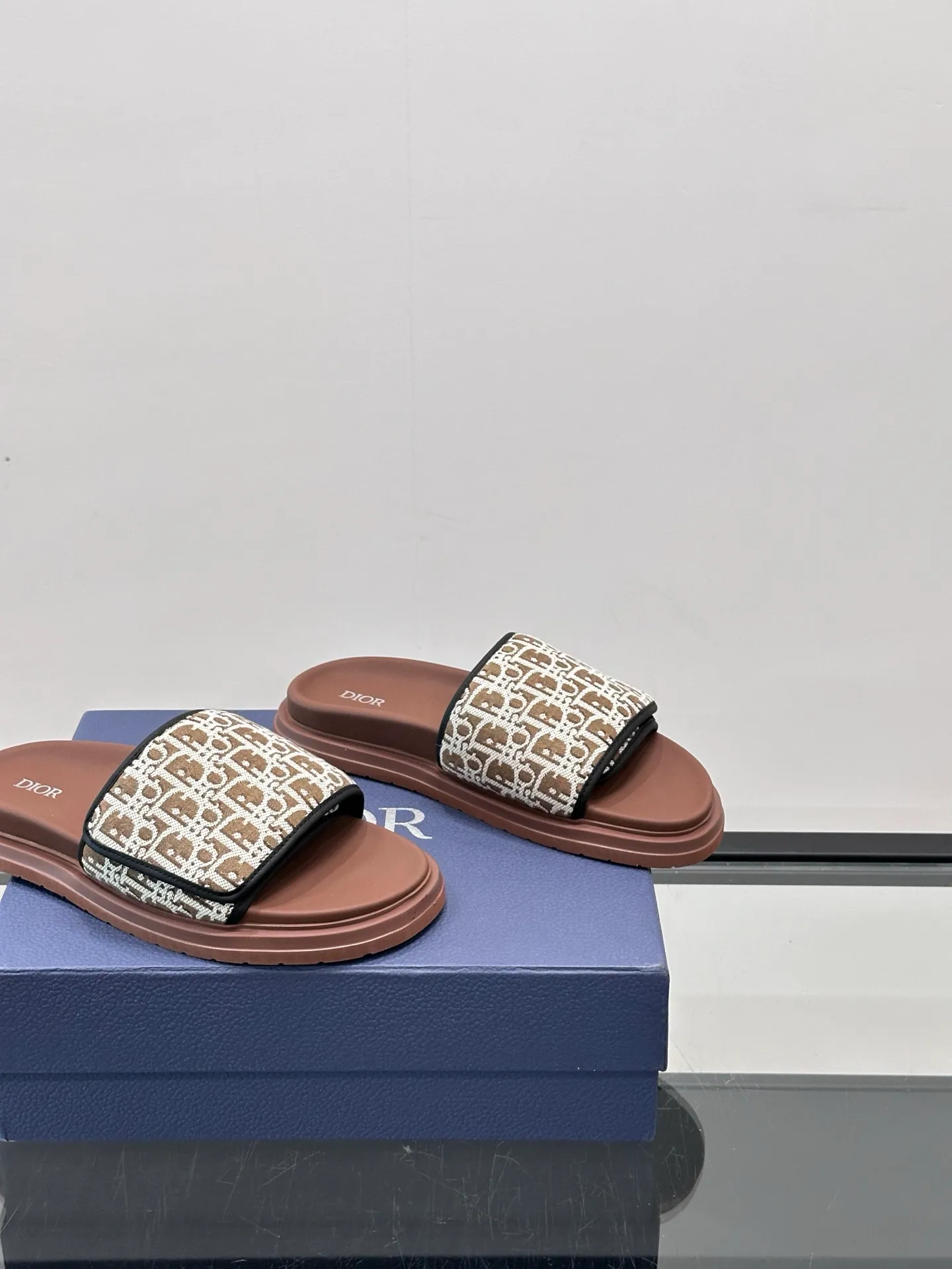 Factory price: 280💰𝐂𝐡𝐫𝐢𝐬𝐭𝐢𝐚𝐧 𝐃𝐢𝐨𝐫 Dior's latest popular sandals, classic upgraded Velcro sandals, original replicas, super durable and versatile, very comfortable on the feet, slimming and white, original cowhide leather upper, sheepskin lining Original d hardware buckle Original molded T men's shoes 💰U outsole Size: 38-44 (.45.46 customized)